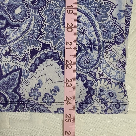 Tahari Short Sleeve Rayon Blouse Paisley Print Blue White Cowl Neck Stretch 1X - Picture 9 of 9